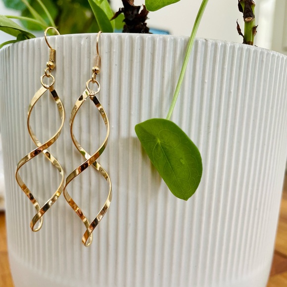 Spiral wave curl Gold color Earrings - Picture 7 of 11